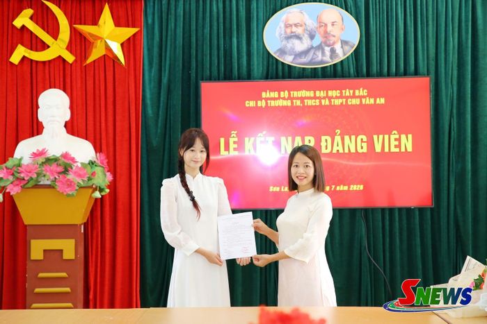 Chi bộ Trường Tiểu học, THCS, THPT Chu Văn An trao quyết định cho đảng viên Bùi Phương Linh.