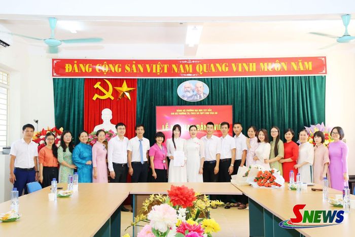 Lãnh đạo Đảng ủy Trường Đại học Tây Bắc và tập thể chi bộ Trường Tiểu học, THCS, THPT Chu Văn An chúc mừng đảng viên Bùi Phương Linh.
