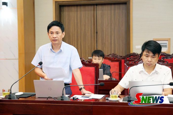 Lãnh đạo Sở Xây dựng Sơn La báo cáo tại cuộc họp.