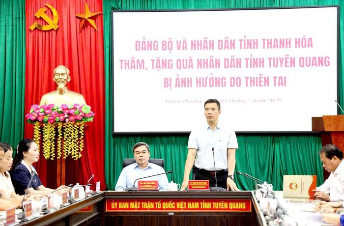 Đồng chí Nguyễn Hồng Phong, Ủy viên Dự khuyết BCH Trung ương Đảng, Phó Bí thư Thường trực Tỉnh ủy, Chủ tịch HĐND tỉnh Thanh Hóa chia sẻ những khó khăn, mất mát do thiên tai gây ra với nhân dân Tuyên Quang.