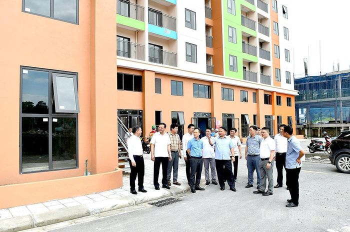 Chủ tịch UBND tỉnh Phan Huy Ngọc và Đoàn công tác khảo sát các hạng mục công trình bên ngoài tòa nhà.