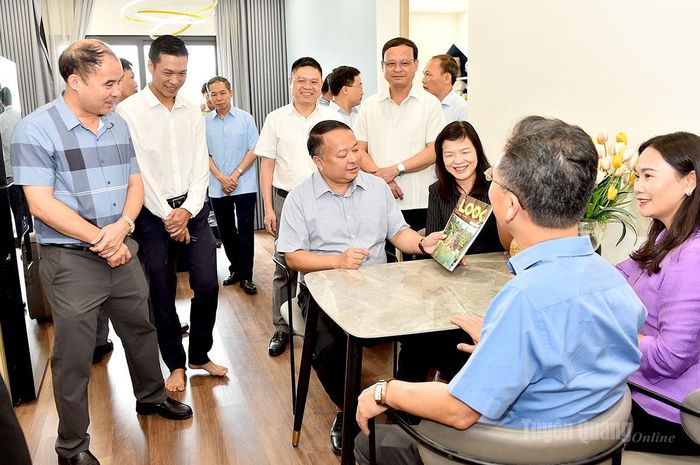 Chủ tịch UBND tỉnh Phan Huy Ngọc và Đoàn công tác trao đổi, tìm hiểu thông tin về Dự án Nhà ở xã hội Golden Square Lào Cai.