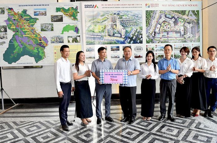 Chủ tịch UBND tỉnh Phan Huy Ngọc tặng quà cho cán bộ, nhân viên quản lý tòa nhà Dự án Nhà ở xã hội Golden Square Lào Cai.