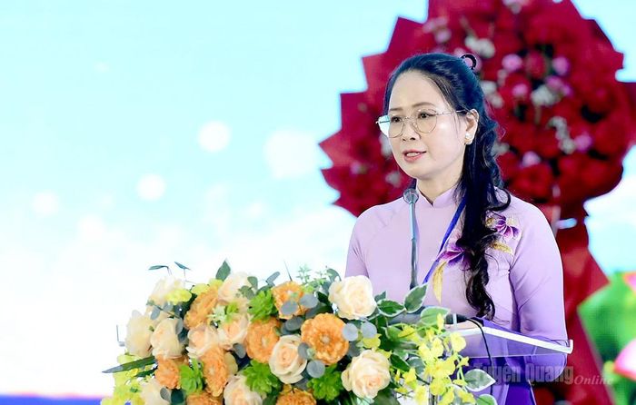 Đồng chí Tăng Thị Hà, Phó Giám đốc Báo và phát thanh, truyền hình Tuyên Quang phát biểu tại Đại hội.
