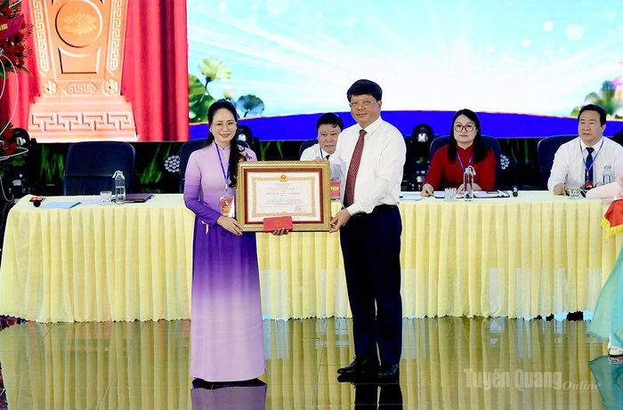 Đồng chí Hà Trung Kiên, Ủy viên BTV Tỉnh ủy, Phó Chủ tịch Thường trực Ủy ban MTTQ Việt Nam tỉnh thừa ủy quyền Chủ tịch nước, trao Huân chương Lao động hạng 3, cho đồng chí Tăng Thị Hà, Phó Giám đốc Báo và phát thanh, truyền hình Tuyên Quang.