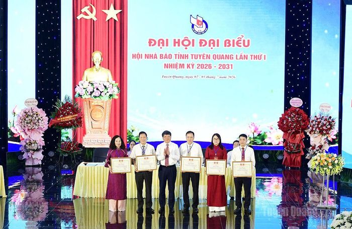 Đồng chí Hà Trung Kiên, Ủy viên BTV Tỉnh ủy, Phó Chủ tịch Thường trực Ủy ban MTTQ Việt Nam tỉnh, trao Bằng khen cho các tập thể, cá nhân.