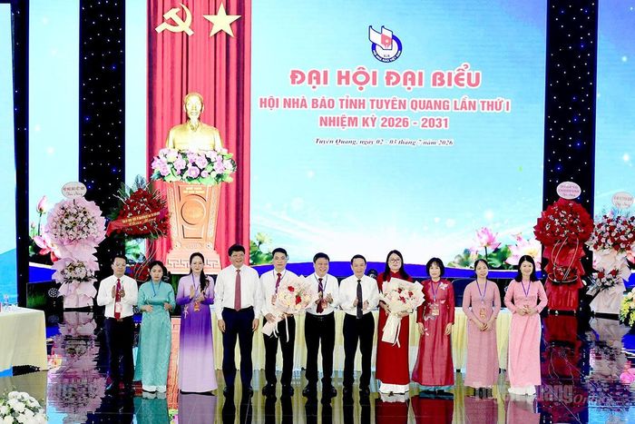 Đồng chí Nguyễn Đức Lợi, nguyên Ủy viên BCH Trung ương Đảng, Phó Chủ tịch Thường trực Hội Nhà báo Việt Nam; đồng chí Hà Trung Kiên, Ủy viên BTV Tỉnh ủy, Phó Chủ tịch Thường trực Ủy ban MTTQ Việt Nam tỉnh, tặng hoa chúc mừng đại biểu đi dự Đại hội cấp trên.