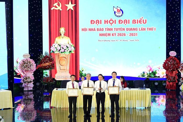 Lãnh đạo Hội Nhà báo Việt Nam tặng Bằng khen cho các cá nhân.