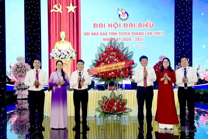 Đồng chí Hà Trung Kiên, Ủy viên BTV Tỉnh ủy, Phó Chủ tịch Thường trực Ủy ban MTTQ Việt Nam tỉnh, thay mặt lãnh đạo tỉnh tặng hoa chúc mừng Đại hội.