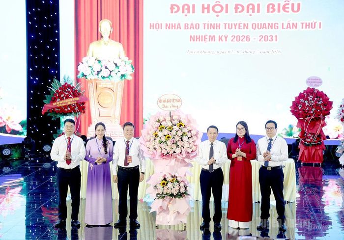 Đồng chí Nguyễn Đức Lợi, nguyên Ủy viên Trung ương Đảng, Phó Chủ tịch Thường trực Hội Nhà báo Việt Nam tặng hoa chúc mừng Đại hội.