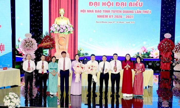 Đồng chí Nguyễn Đức Lợi, nguyên Ủy viên BCH Trung ương Đảng, Phó Chủ tịch Thường trực Hội Nhà báo Việt Nam; đồng chí Hà Trung Kiên, Ủy viên BTV Tỉnh ủy, Phó Chủ tịch Thường trực Ủy ban MTTQ Việt Nam tỉnh, tặng hoa chúc mừng Ban Chấp hành Hội Nhà báo tỉnh, khóa I, Nhiệm kỳ 2026-2031.