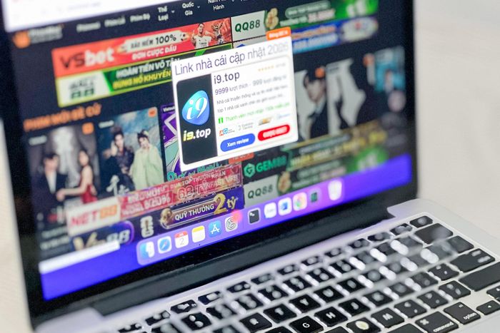 Các banner quảng cáo dày đặc hiện lên trang chủ của một website phim lậu. Ảnh: Khánh Huy