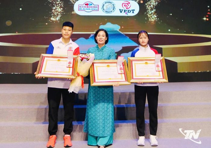 Từ trái qua phải là VĐV Hoàng Thị Thu, HLV Đỗ Thị Thúy, VĐV Tạ Thị Kim Yến vinh dự đón nhận Huân chương Lao động hạng Nhất.