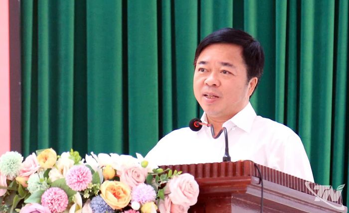 Đồng chí Bùi Văn Lương, Phó Bí thư Tỉnh ủy, Chủ tịch HNĐN tỉnh, Tổ đại biểu số 2 HĐND tỉnh phát biểu tại Hội nghị.