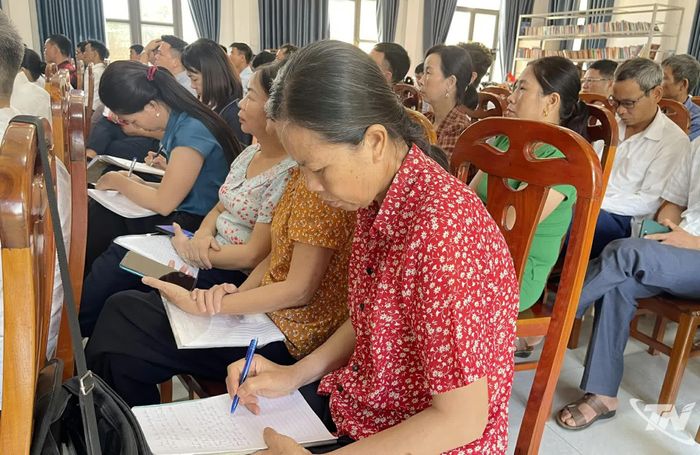 Cử tri phường Phúc Thuận chăm chú nghe và ghi chép các nội dung tại Hội nghị.