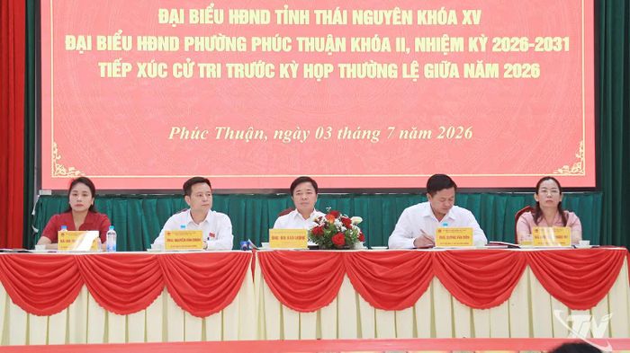 Đồng chí Bùi Văn Lương, Phó Bí thư Tỉnh ủy, Chủ tịch HNĐN tỉnh và các đại biểu HĐND phường Phúc Thuận tiếp xúc cử tri phương·