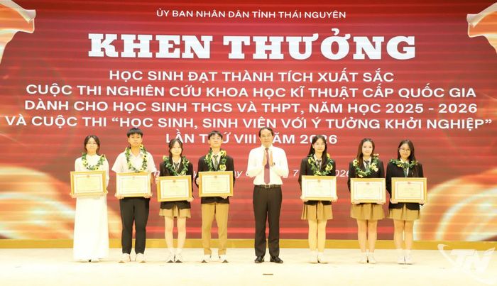 Đồng chí Bí thư Tỉnh ủy Trịnh Xuân Trường trao khen thưởng cho học sinh đạt giải Cuộc thi nghiên cứu khoa học kỹ thuật cấp quốc gia dành cho học sinh năm học 2025-2026 và Cuộc thi học sinh, sinh viên với ý tưởng khởi nghiệp.