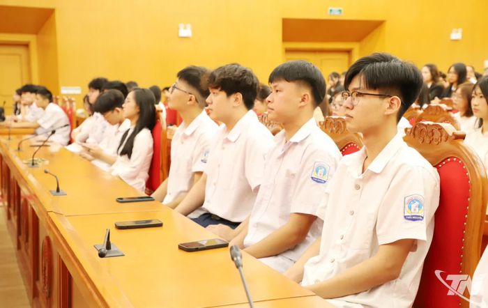 Các em học sinh được vinh danh dự Hội nghị.