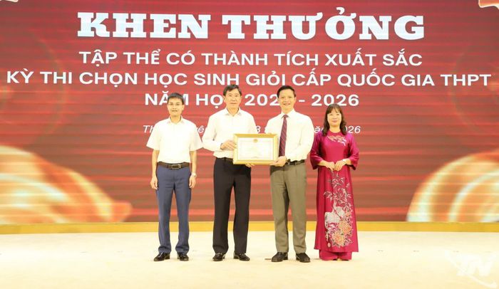 Đồng chí Vương Quốc Tuấn trao Bằng khen của Chủ tịch UBND tỉnh tặng tập thể Trường THPT Chuyên Thái Nguyên.