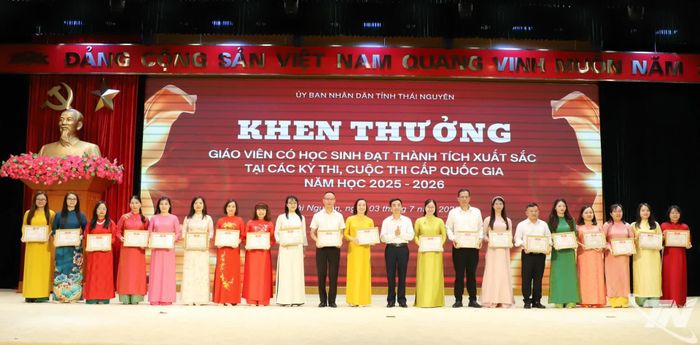 Trao khen thưởng cho các giáo viên có học sinh đạt giải.