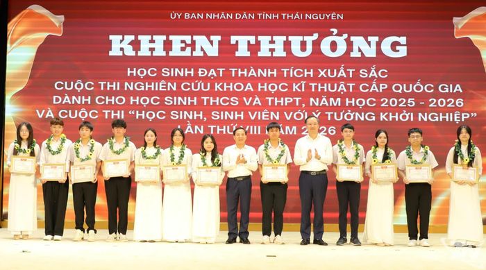 Lãnh đạo Sở Giáo dục và Đào tạo trao khen thưởng cho các học sinh có thành tích xuất sắc tại Cuộc thi nghiên cứu khoa học kỹ thuật cấp quốc gia và Cuộc thi học sinh, sinh viên với ý tưởng khởi nghiệp.