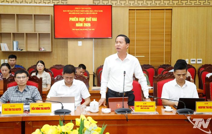 Các đại biểu thảo luận.