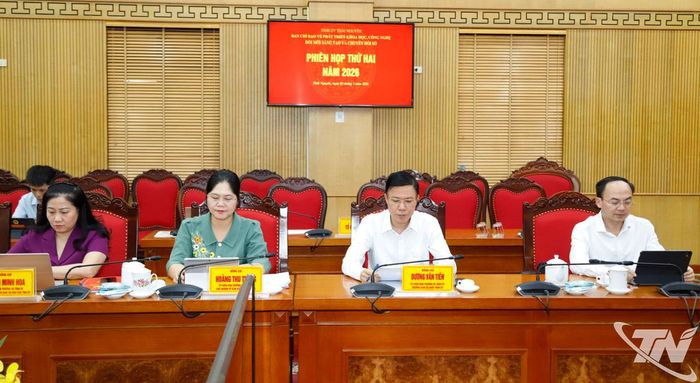 Các đồng chí lãnh đạo tỉnh và đại biểu dự Phiên họp.