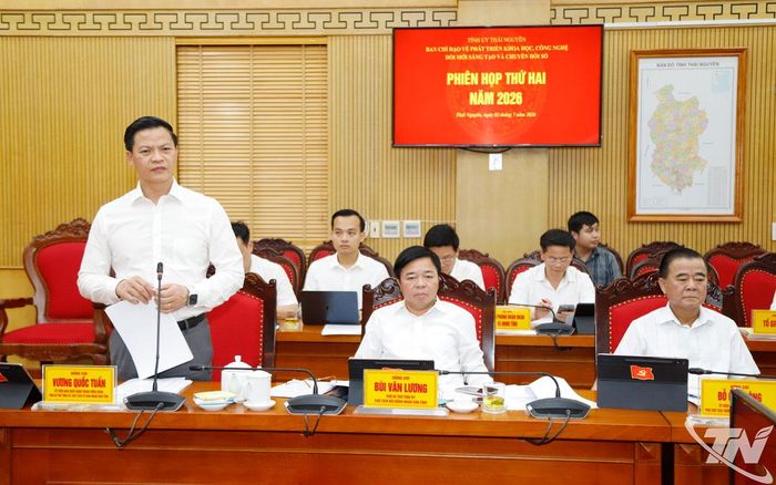 Đồng chí Chủ tịch UBND tỉnh Vương Quốc Tuấn phát biểu tại Phiên họp.