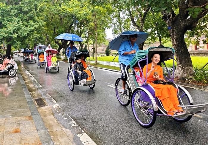 Diễu hành áo dài bằng xích lô qua nhiều tuyến phố. Ảnh: L. PHONG