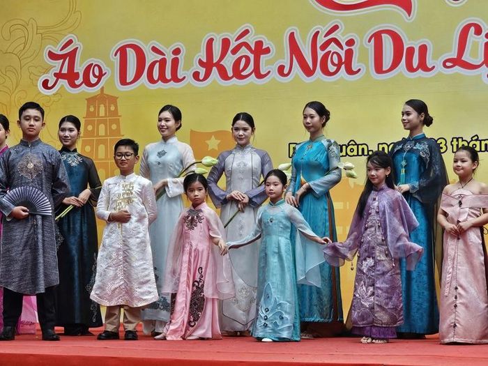 Trình diễn "Áo dài kết nối du lịch và di sản” mở màn Tuần lễ áo dài Huế 2026