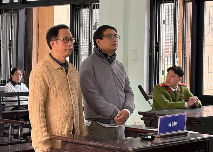 Các bị cáo Lê Anh Phương (bên trái) và Nguyễn Văn Vinh trước tòa
