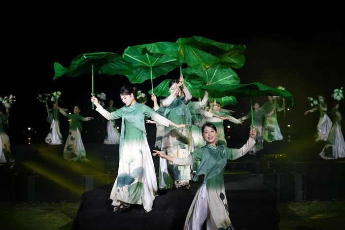  Được dàn dựng theo hình thức sân khấu mở kết nối cộng đồng, chương trình quy tụ hàng trăm nghệ sĩ, diễn viên và người mẫu