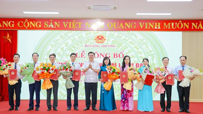 Thứ trưởng Bộ Công Thương Nguyễn Sinh Nhật Tân trao quyết định bổ nhiệm Phó Hiệu trưởng các trường đại học trực thuộc Bộ Công Thương