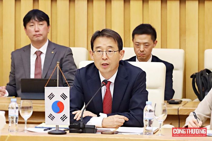 Thứ trưởng Kang Kamchan cũng đề xuất mô hình hợp tác ba bên gồm Việt Nam - Hàn Quốc - UAE nhằm tận dụng thế mạnh tài chính, dầu mỏ của UAE cùng công nghệ hạt nhân hàng đầu của Hàn Quốc