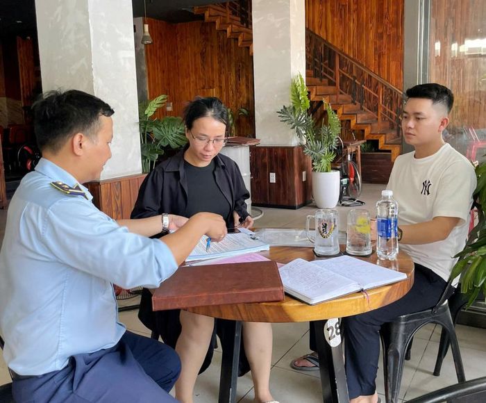 Lực lượng Quản lý thị trường Đà Nẵng tuyên tuyền và ký cam kết tại đơn vị trên địa bàn