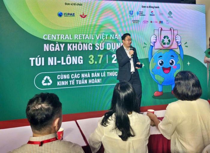 Ông Chalermchai Pornsiripiyakool, Phó Chủ tịch Đối ngoại quốc tế và Trách nhiệm xã hội Tập đoàn Central Retail Việt Nam phát biểu tại sự kiện.
