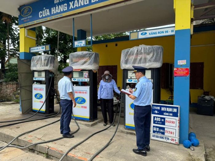 Đội Quản lý thị trường số 8 kiểm tra và xử phạt 37,5 triệu đồng đối với doanh nghiệp vi phạm trong kinh doanh xăng dầu trên địa bàn