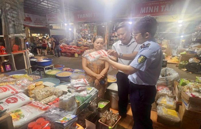 Lực lượng Quản lý thị trường Thanh Hóa tuyên truyền phổ biến pháp luật và cách phân biệt hàng thật hàng giả cho người dân