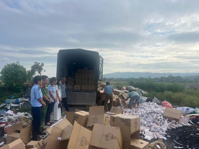 Lực lượng Quản lý thị trường Thanh Hóa phối hợp giám sát việc tiêu hủy sản phẩm mỹ phẩm vi phạm