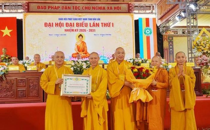 Ban Trị sự GHPGVN tỉnh nhận Bằng tuyên dương công đức của Hội đồng Trị sự