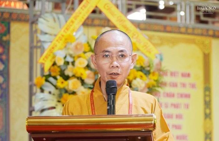 Đại đức Thích Chúc Phát báo cáo kết quả ngày làm việc thứ nhất