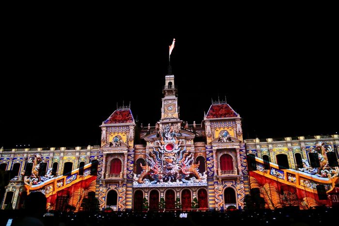 Chương trình trình diễn nghệ thuật 3D mapping trên mặt tiền trụ sở HĐND - UBND TP.HCM cũng thu hút đông đảo người dân và du khách.