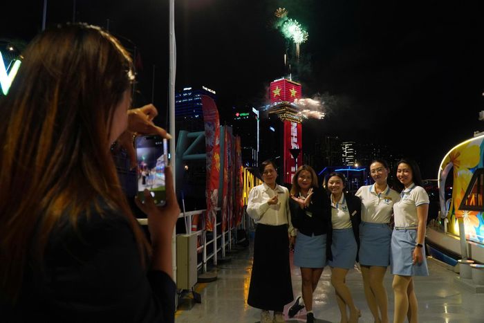 Tương tự, anh Nguyễn Ngọc Hùng (đến từ TP Đồng Nai) cho biết, anh từng nhiều lần xem pháo hoa tại TP.HCM nhưng năm nay để lại ấn tượng đặc biệt nhờ sự kết hợp giữa trình diễn pháo hoa và nghệ thuật 3D mapping. "Không khí rất sôi động, mọi người đều hào hứng và đây thực sự là một đêm đáng nhớ", anh chia sẻ.