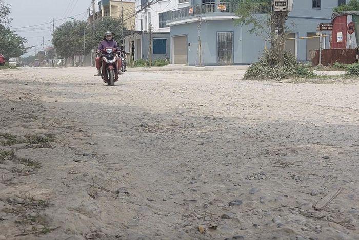 Đường Cao Xuân Huy, phường Trường Vinh xuống cấp nghiêm trọng khiến phương tiện đi lại rất khó khăn.