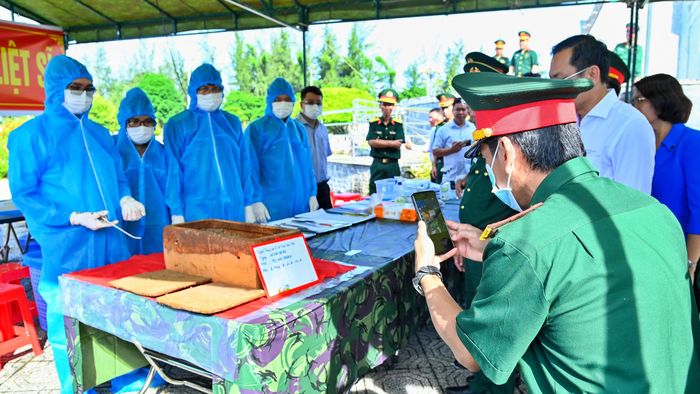 Những mẫu sinh phẩm được cẩn trọng ghi chép, đảm bảo độ chính xác tuyệt đối. (Ảnh: Văn Đông).