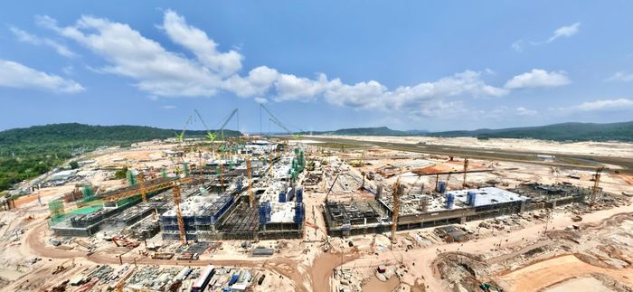 Với mô hình thi công "3 ca 4 kíp" xuyên đêm nên mỗi ngày tại công trường dự án mở rộng Cảng hàng không quốc tế Phú Quốc có khoảng 3.600 kỹ sư, công nhân, cán bộ giám sát.