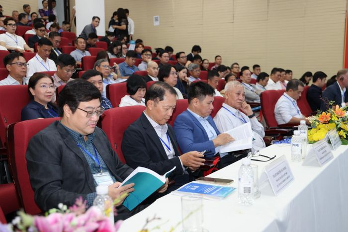 Các chuyên gia, đại biểu tham dự Hội thảo khoa học "Định hình cấu trúc không gian siêu đô thị TP.HCM trong bối cảnh mới".