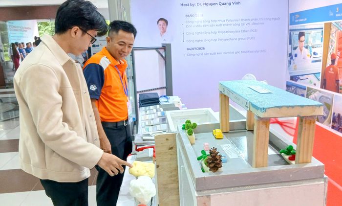 Doanh nghiệp trưng bày mô phỏng ứng dụng công nghệ tại hội thảo.
