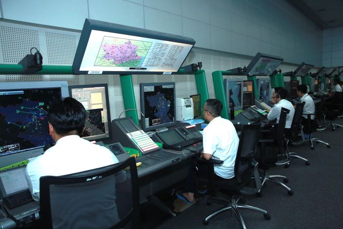 Kíp trực tại Trung tâm Kiểm soát đường dài Hà Nội (ACC Hà Nội) theo dõi sát diễn biến thời tiết và hoạt động bay, chủ động triển khai các phương án điều hành bay trong điều kiện thời tiết bất lợi (ảnh: VATM).