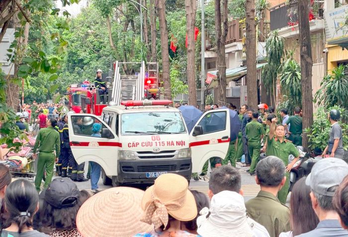 Lực lượng y tế có mặt tại hiện trường sau khi nhận tin báo.